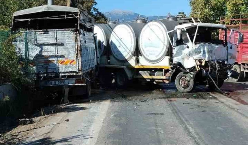 Ödemiş’te Kamyonlar Kafa Kafaya Çarpıştı: 2 Yaralı