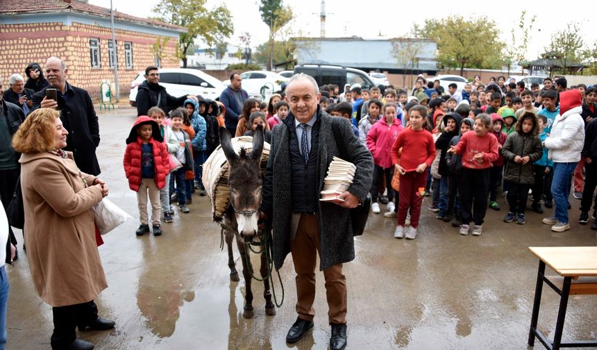 İmza Gününe Eşekle Geldi