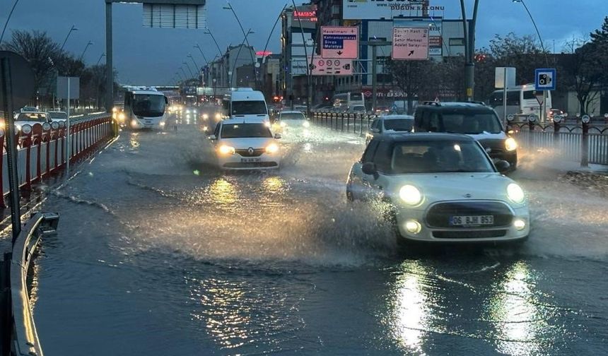 Kayseri’yi sağanak vurdu, itfaiye ekipleri teyakkuza geçti