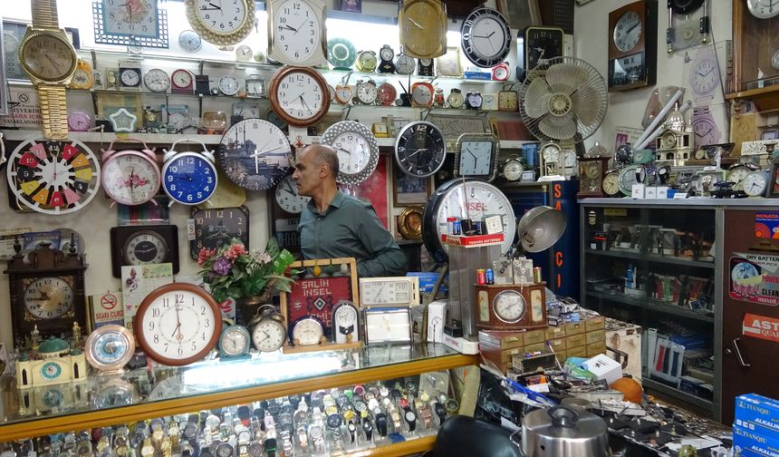 Asırlık saatler o ustanın elinde yeniden hayat buluyor