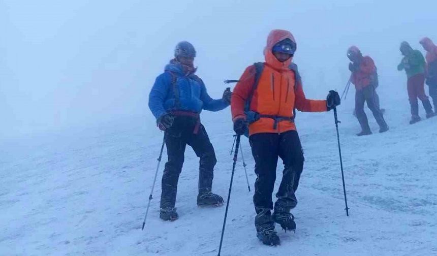 Ağrı Dağı’nda kar ve fırtına, dağcılara zorlu anlar yaşattı