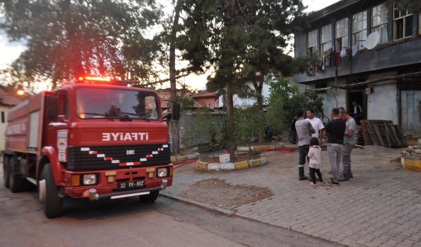 Ahşap evde tandırdan sıçrayan kıvılcımlar yangın çıkarttı