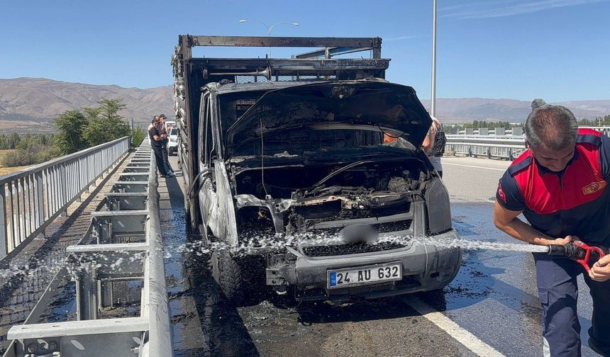 Seyir halindeki kamyon alev alev yandı