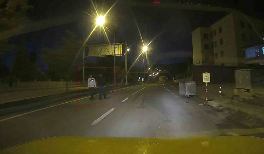 Gençlerin otoyolda yaya yürüyüşü tehlike oluşturdu