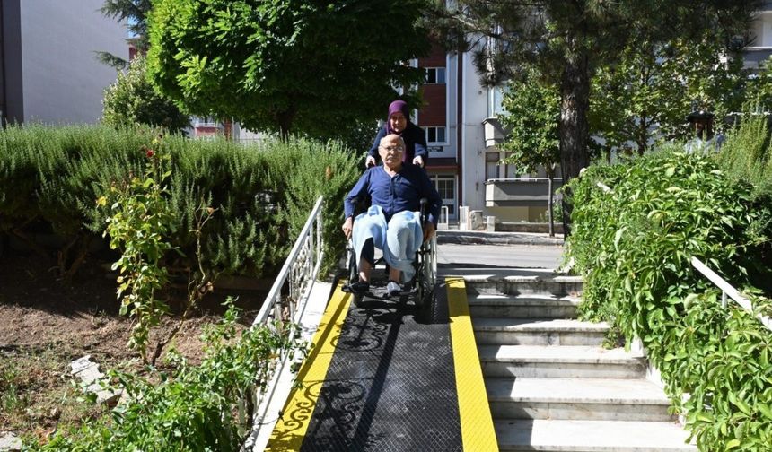 Yürüme engelli yaşlı adama hayatını kolaylaştıracak dokunuş