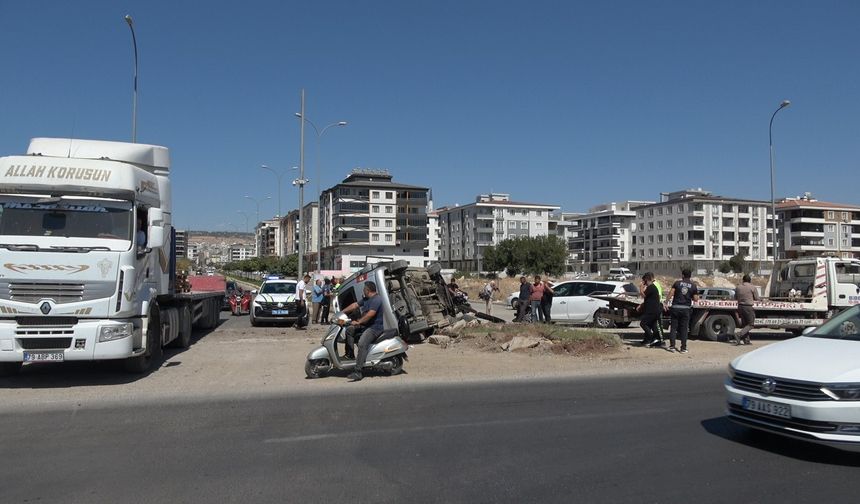 Otomobil ile hafif ticari araç çarpıştı: 3 yaralı