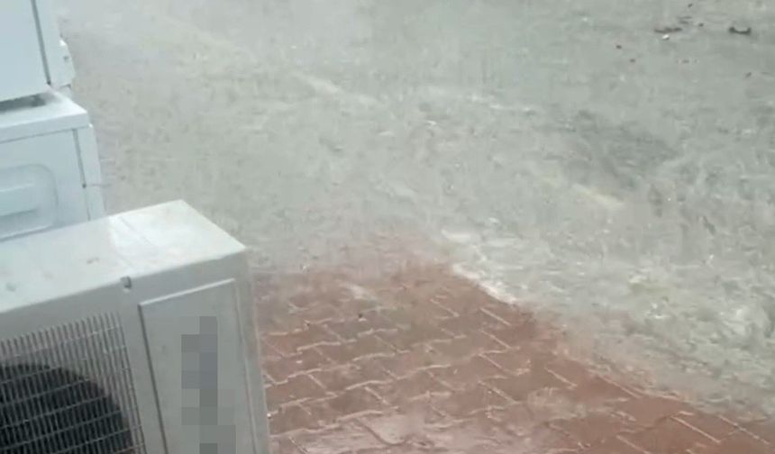 Sağanak yağış yolları göle çevirdi