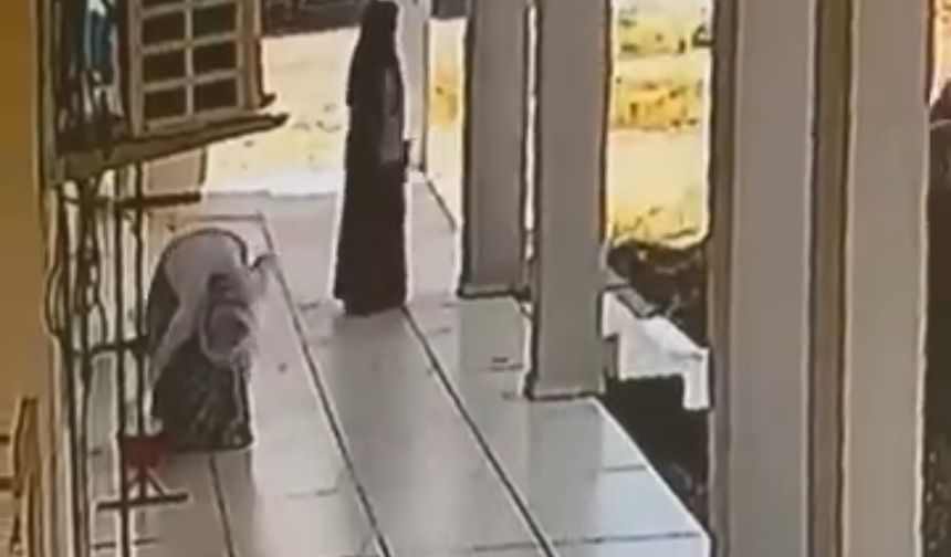 3 kadının hırsızlık girişimi kameraya yansıdı