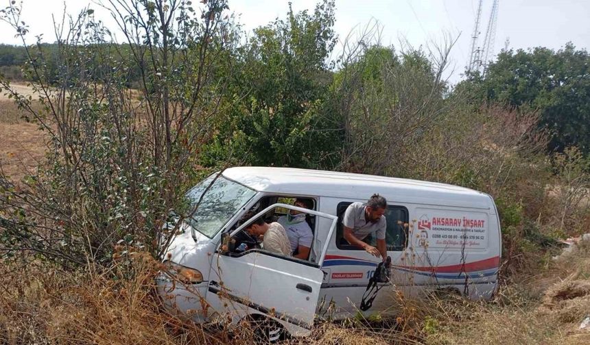 Panelvan araç şarampole uçtu: 2 yaralı