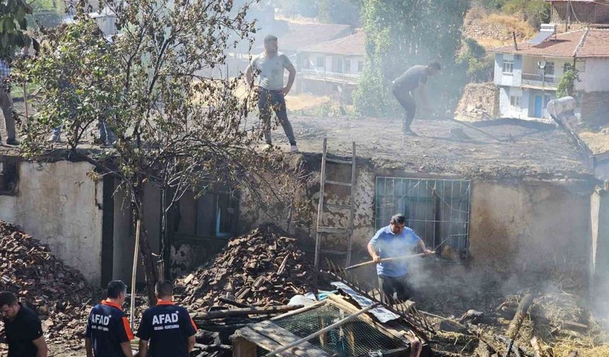 Samanlık tamamen yanarak kullanılmaz hale geldi