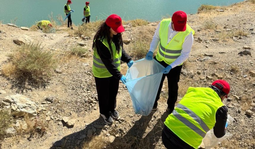 Barajın etrafını çöplerden arındırdılar