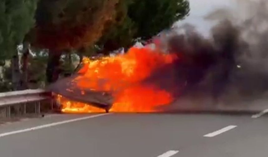 Seyir halindeki otomobil alev alev yandı