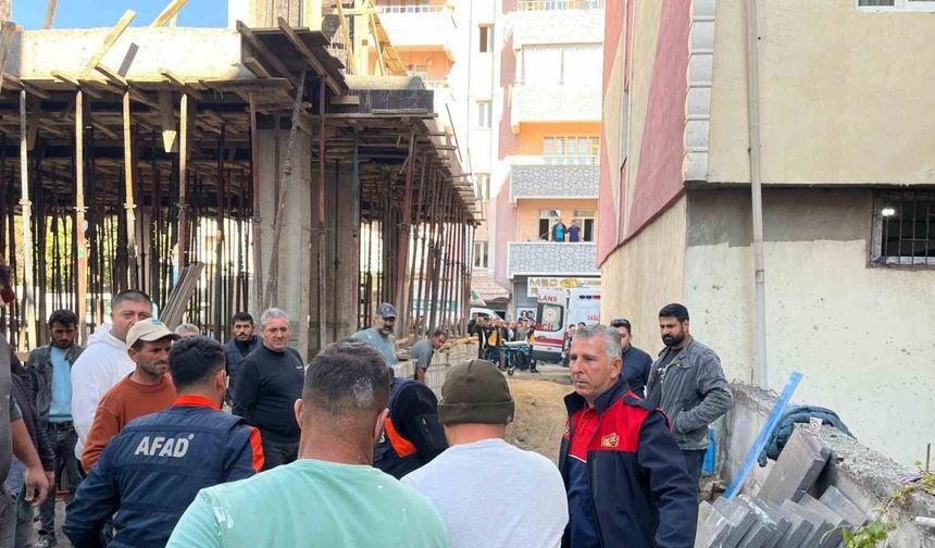 Asansör boşluğuna düşen 2 işçi yaralandı