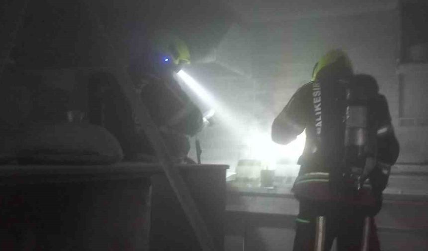 İşyerinde çıkan fritöz yangınında duman paniği