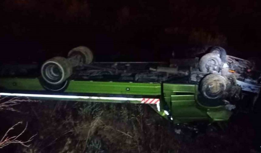 Kontrolden çıkan oto kurtarıcı tarlaya uçtu: 2 yaralı