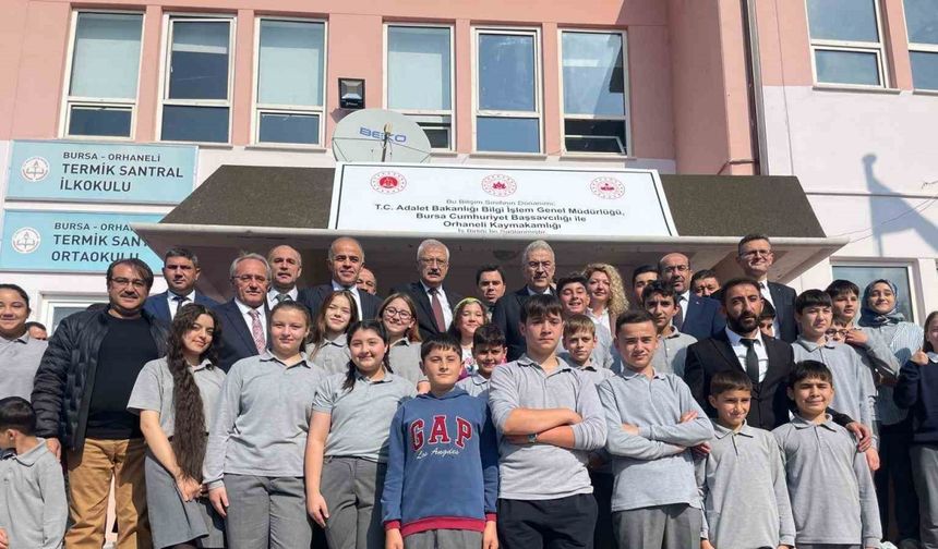 Köy okulu çocuklarının bilgisayar sevinci