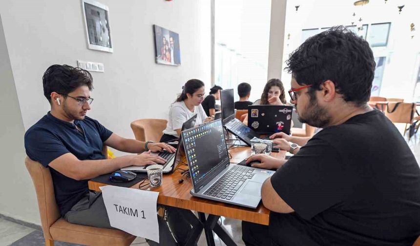 Mersin’de genç beyinler uzay ve teknoloji için yarıştı