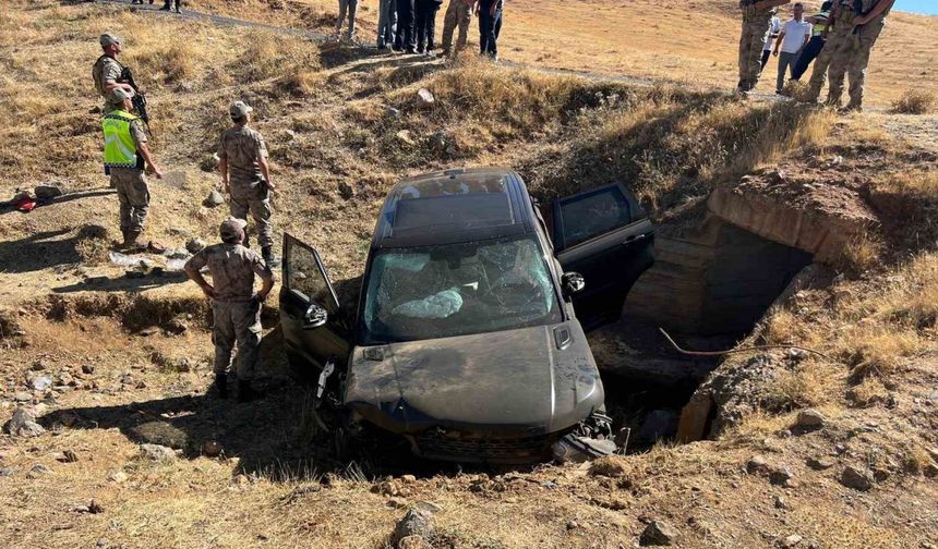 Takla atan araç şarampole uçtu: 3 yaralı