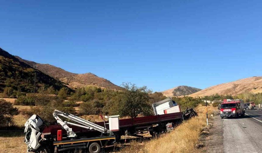 Tır ile kamyonet çarpıştı: 2 yaralı