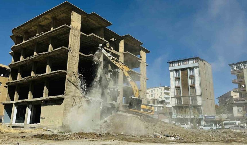İnşaat halindeki 23 yıllık bina yıkıldı