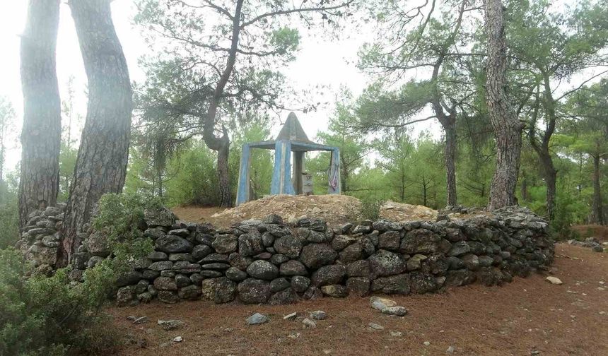 300 yıllık türbe kaçak kazıyla delik deşik edildi