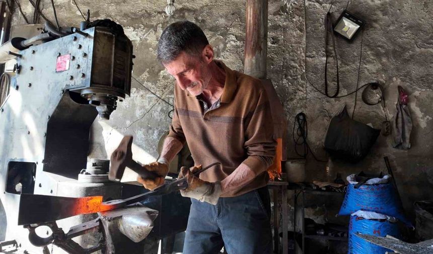 60 yaşındaki usta, 45 yıldır demir dövüyor