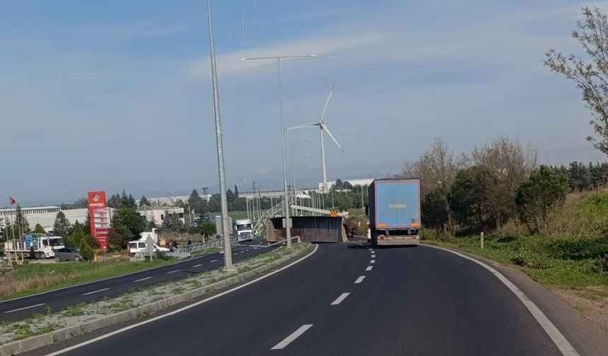 Açılan kamyon damperi kamera ve aydınlatma direklerini yıktı