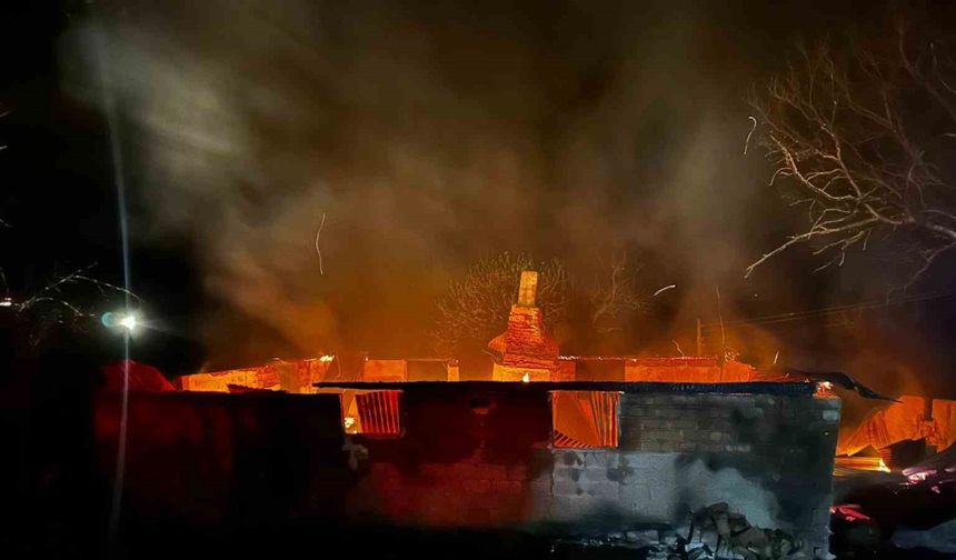 Alevlere teslim olan evde yanarak hayatını kaybetti