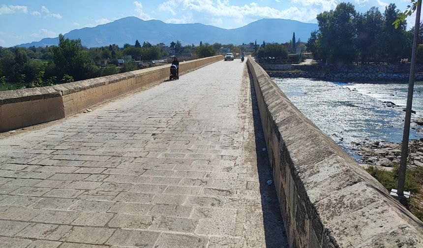 Anadolu’nun bilinen ilk Roma köprüsüne sprey boyayla yazılama yapıldı