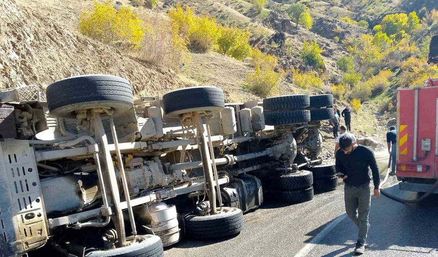 Virajı alamayan asfalt yüklü kamyon devrildi