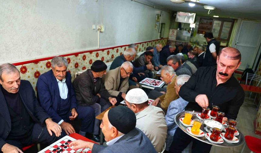 Bu çay ocağında yıllardır sadece dama oynanıyor