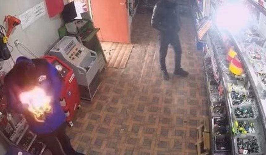 Çakmağı çakınca yüzü alevlerin arasında kaldı