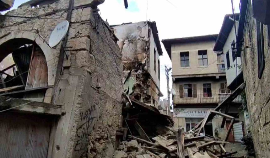 Yangında zarar gören eski bina yağışlı havada çöktü