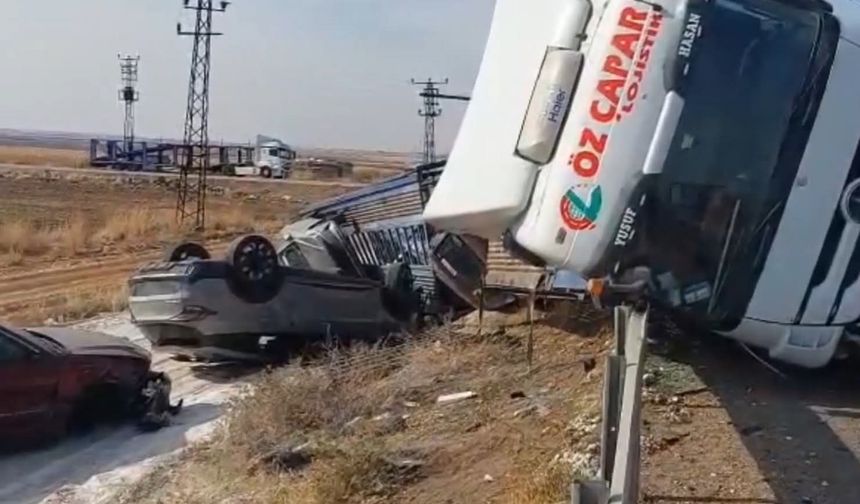 Devrilen tırda bulunan milyonluk araçlar hasar gördü