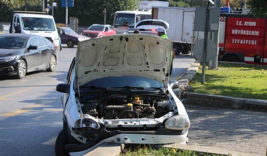 Direksiyon hakimiyeti kaybolan ehliyetsiz sürücü refüje çarptı