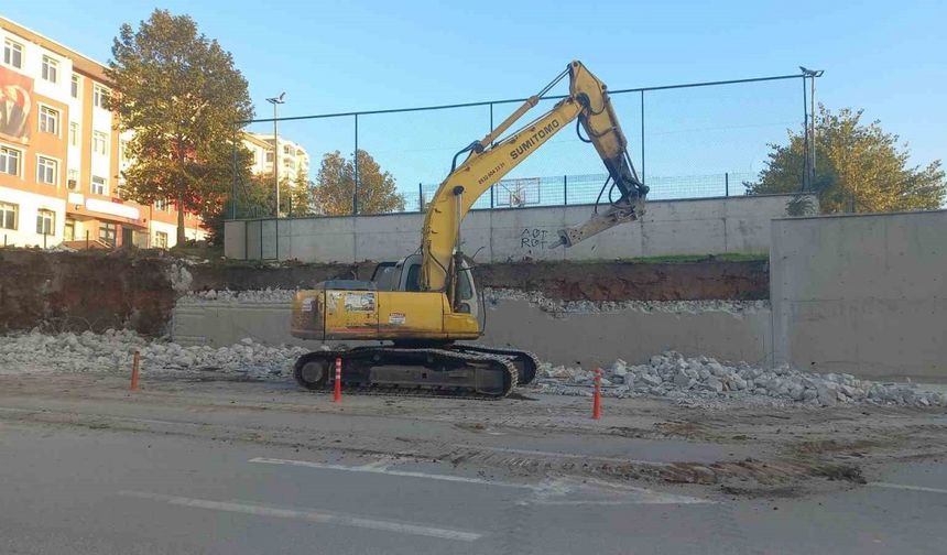 Devrilme tehlikesi taşıyan okul duvarı yenileniyor