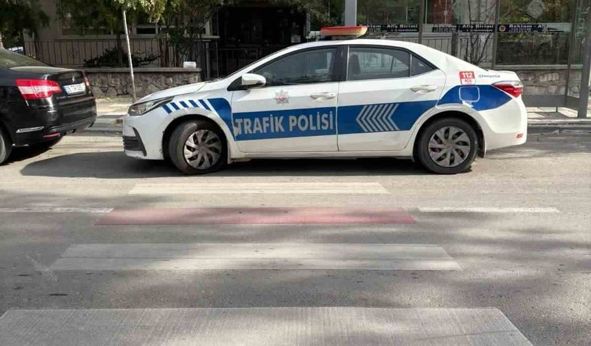 Ekip otosunu yaya yoluna park eden polis memuruna trafik cezası kesildi