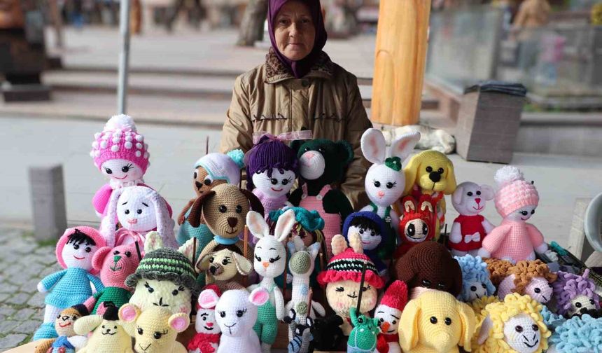 El emeğiyle ördüğü bebekleri satarak ev ekonomisine katkı sunuyor