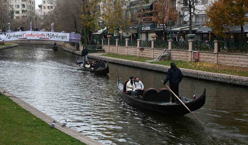 Eskişehir'de soğuk havaya rağmen gondol keyfi yaptılar