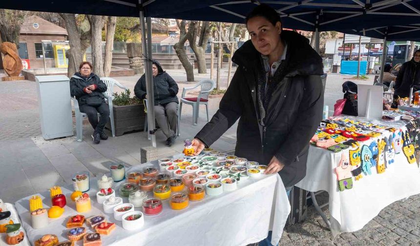 Evinde ürettiği estetik mumları stantta vatandaşlarla buluşturuyor