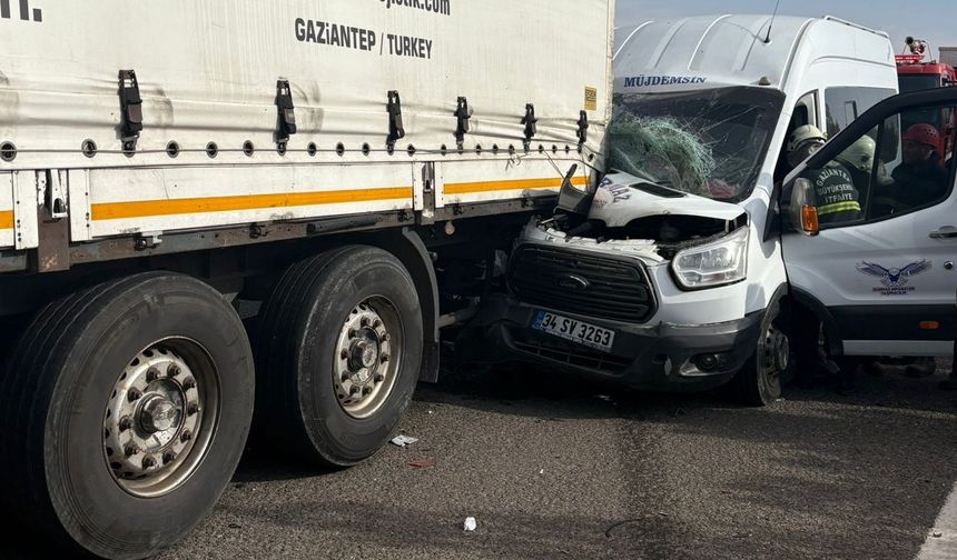 Minibüs tıra arkadan çarptı: 5 yaralı