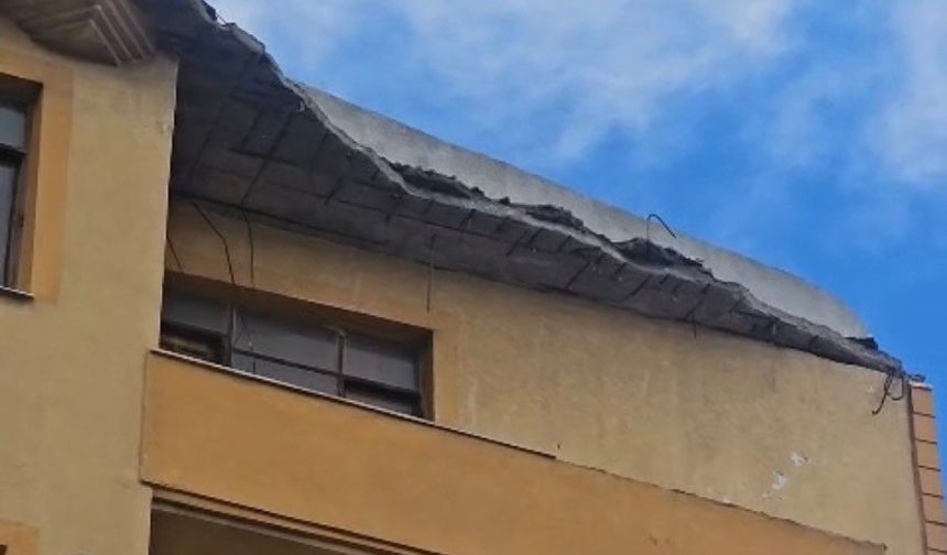 5 katlı binanın çatısının bir kısmı çöktü