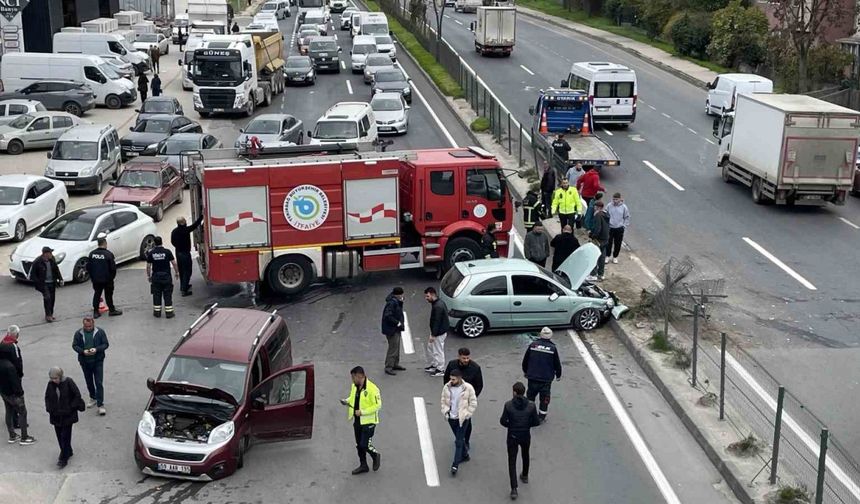 Hafif ticari araç ile otomobil çarpıştı: Yol trafiğe kapandı