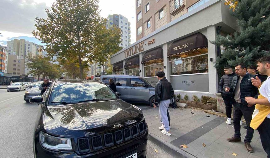 Hafif ticari araçla jeep çarpıştı