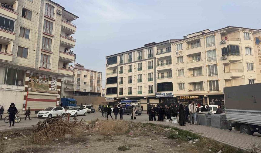 Husumetli iki aile sokak ortasında birbirine girdi