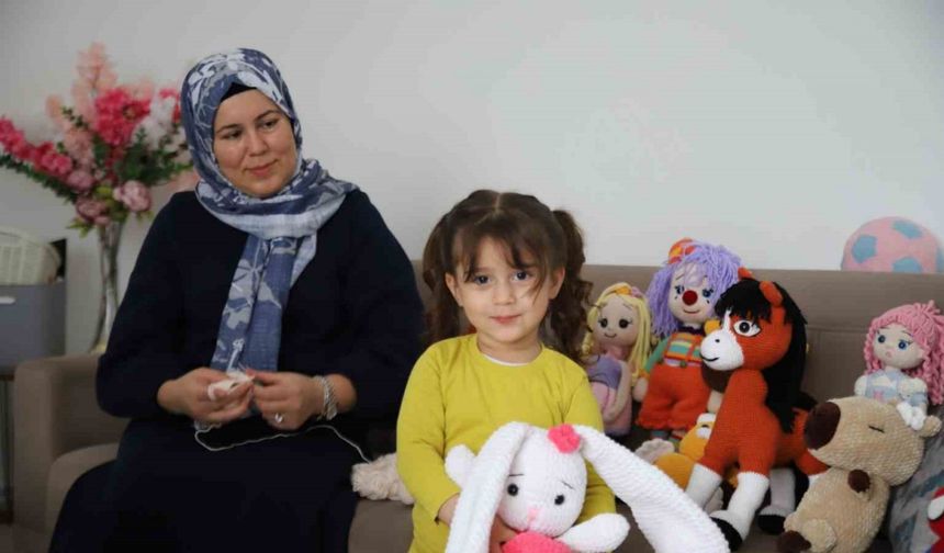 İşlediği oyuncaklarla 6 çocuğuna bakıyor