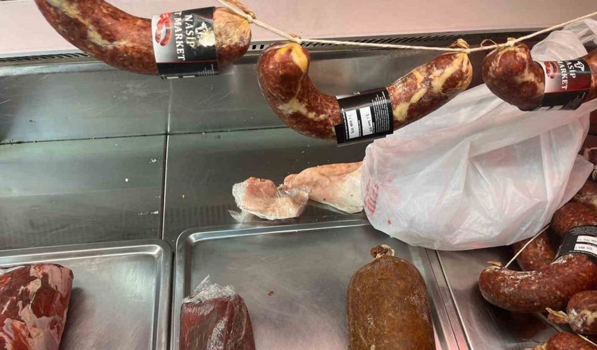 Kasap dükkanının üretim bölümüne giren zabıtalar şok oldu