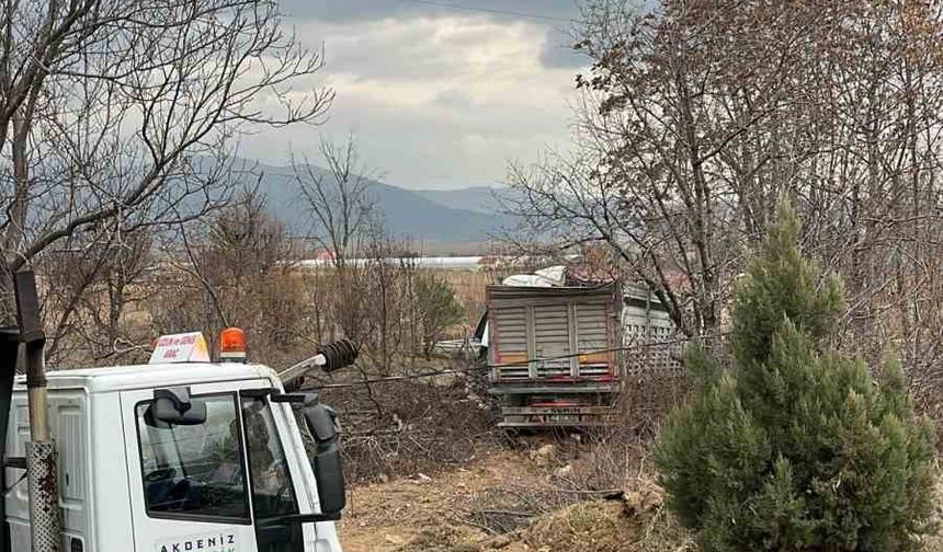 Tır bariyerlere ve elektrik direğine çarparak tarlaya savruldu: 1 yaralı