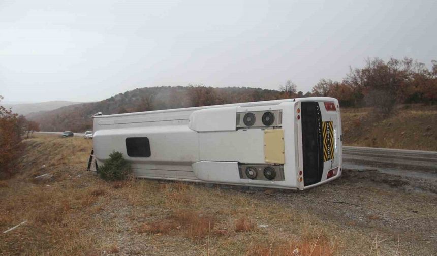 Konya’da öğrenci servisi devrildi: 31 yaralı