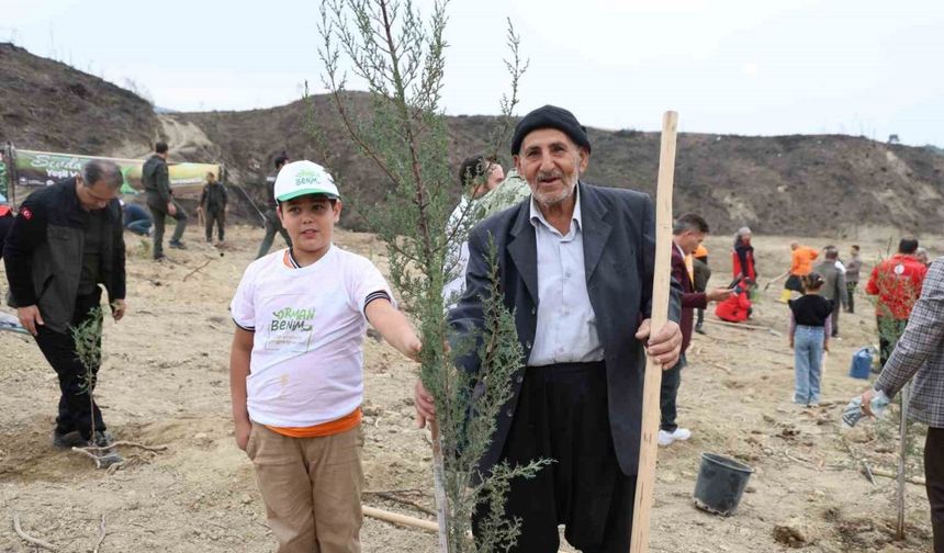 Kozan’da yangından etkilenen alana dede-torun fidan dikti